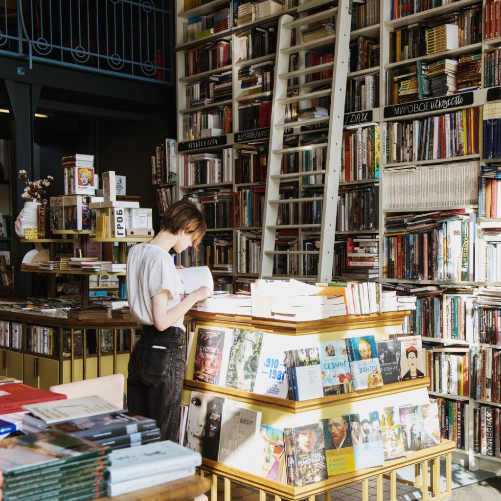 How much does it cost to start a bookstore 1